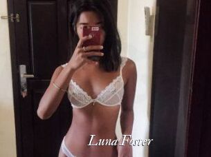 Luna_Foster