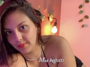 Mia_bigtitts